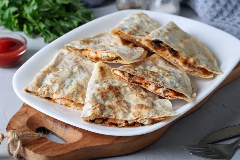 Рецепт кесадилья с курицей сыром. Кесадилья с грибами. кесадилья с курицей и грибами. кесадилья с курицей и сыром. кесадилья сыр грибы.