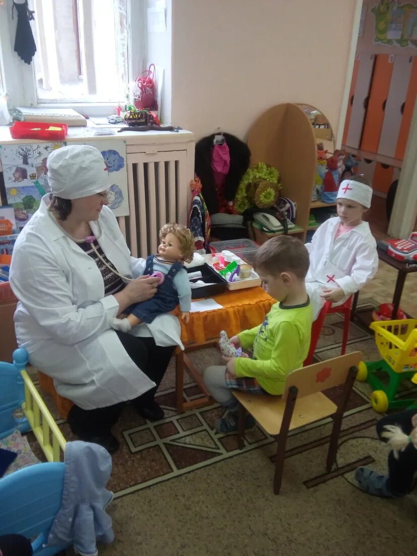 С р игра в младшей. Сюжетно-ролевые игры в младшей группе. сюжетно ролевая игра поликлиника. сюжетно ролевая игра во второй младшей группе. сюжетно-ролевая игра больница в младшей группе.