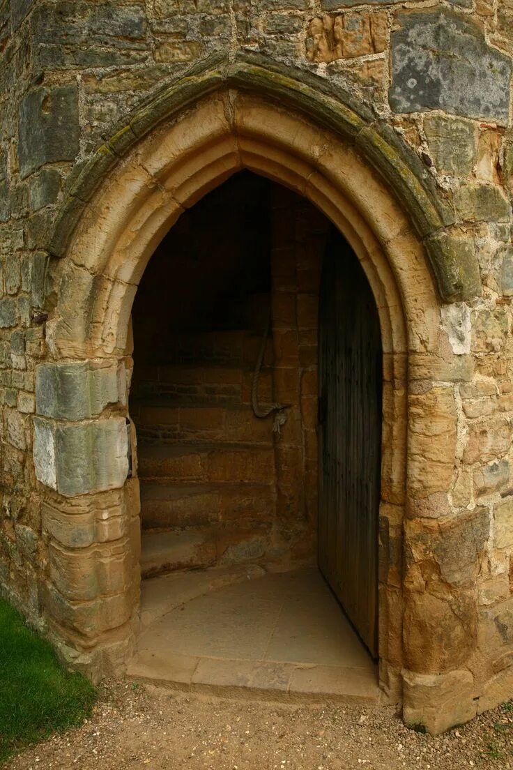 В замках были окна. Средневековая арка каменная Лангедок. Средневековый замок Бейни. Ворота средневекового замка. Старинные двери в замках.