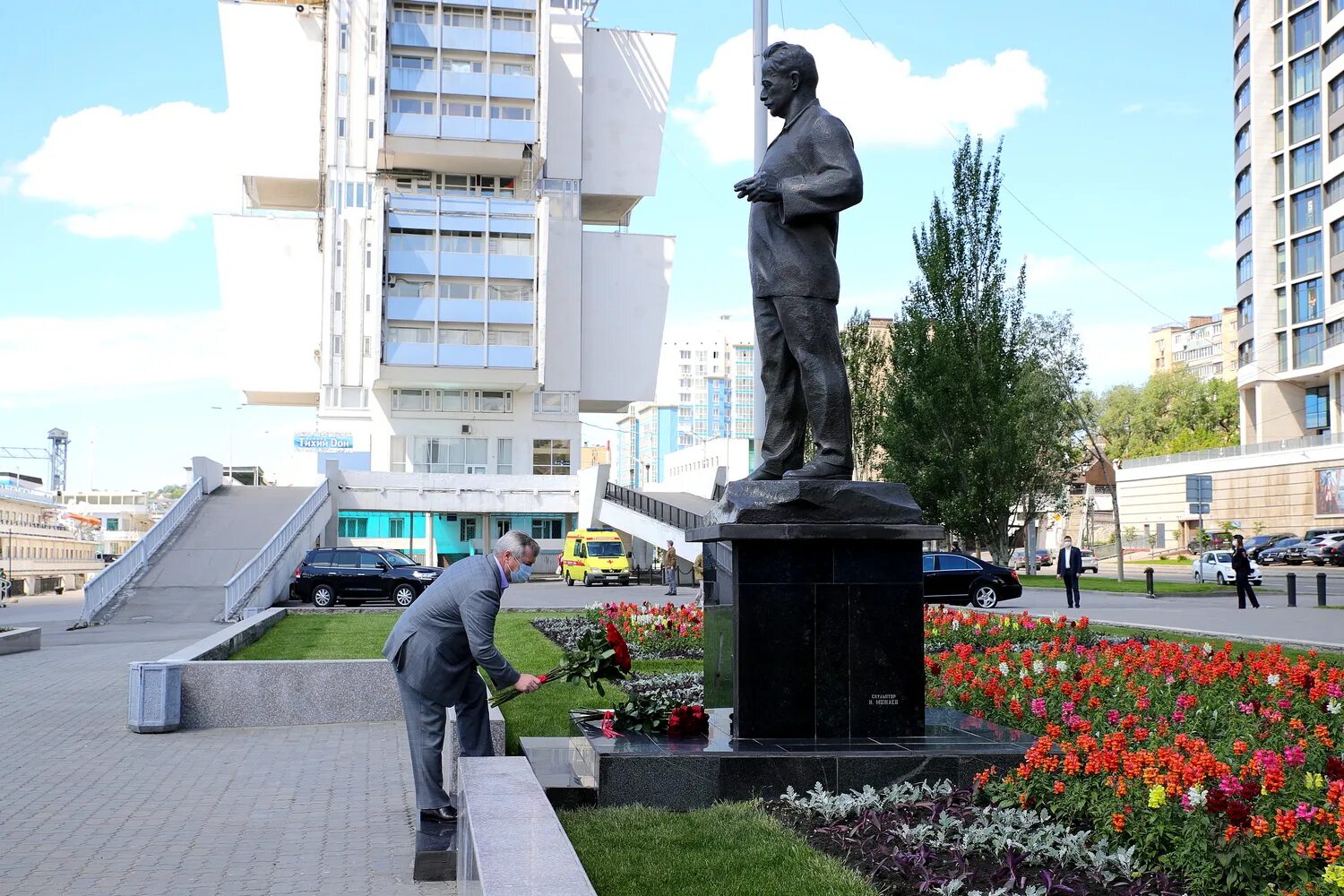 Памятник Шолохову в Ростове на Дону. Памятники Шолохову на набережной в Ростове. Памятник писателю Михаилу Александровичу Шолохову в Ростове-на-Дону. Шолохов Ростов памятник.