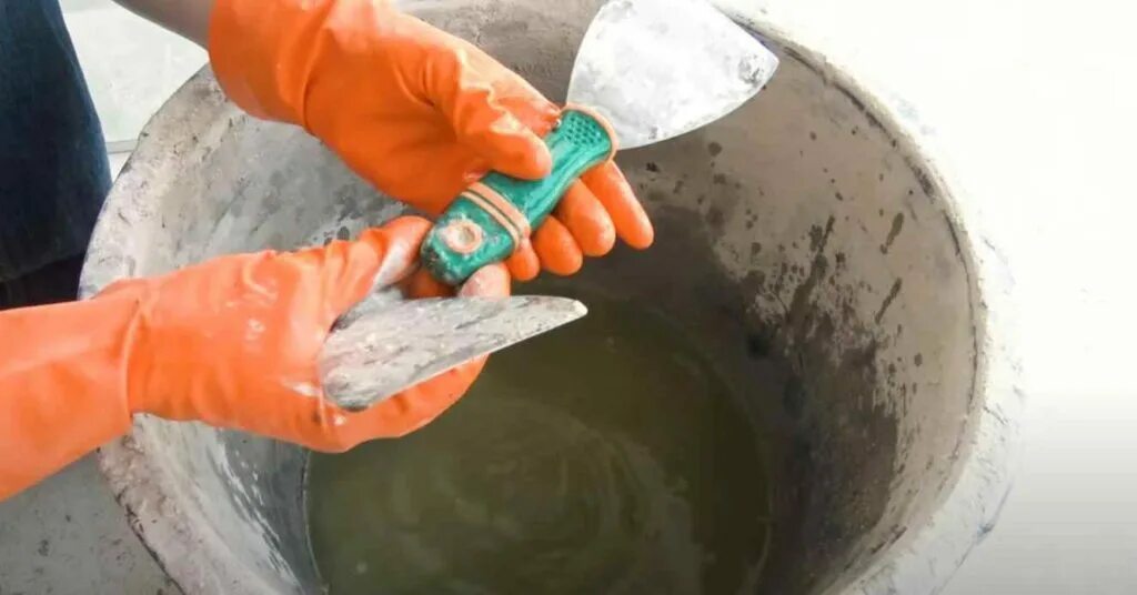 Как отмыть штукатурку. Отмыть цемент. Руки в засохшем цементе. Как очистить строительный инструмент от раствора. Руки сохнут от цемента.