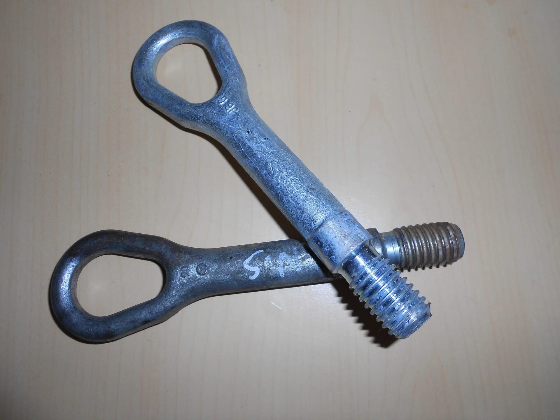 Буксировочный крюк мерседес. Буксировочный крюк мерседес 203e. Мерседес 203 крюк буксировочный. Буксировочный крюк на бмв g30. Буксировочный крюк на 639 viano шаг резьбы.