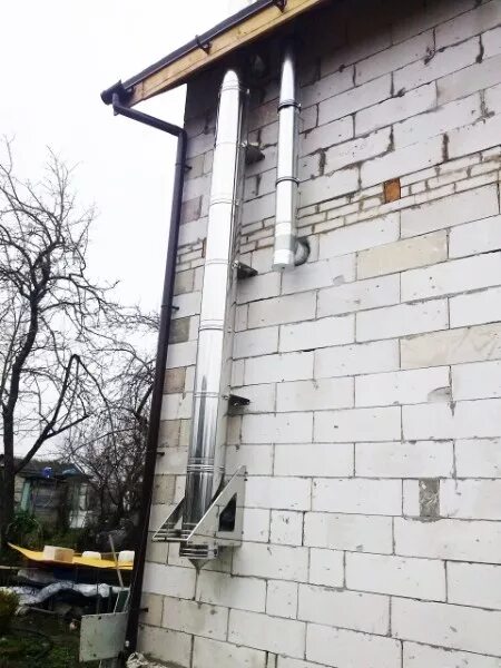 Дымоход газоблока. Приставной вентканал 150мм. Вентиляционные отверстия в газобетоне. Вентканал в доме из газобетона. Труба в газоблоке.