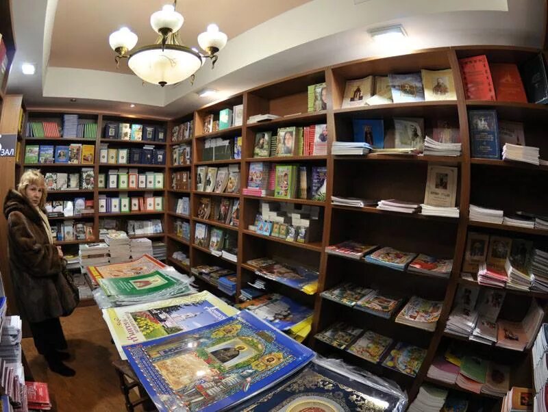 Магазин православной книги. Книжный магазин в порту. Книжный магазин сретенского монастыря. Церковная лавка в храме. Церковная лавка сергиев посад лавра.