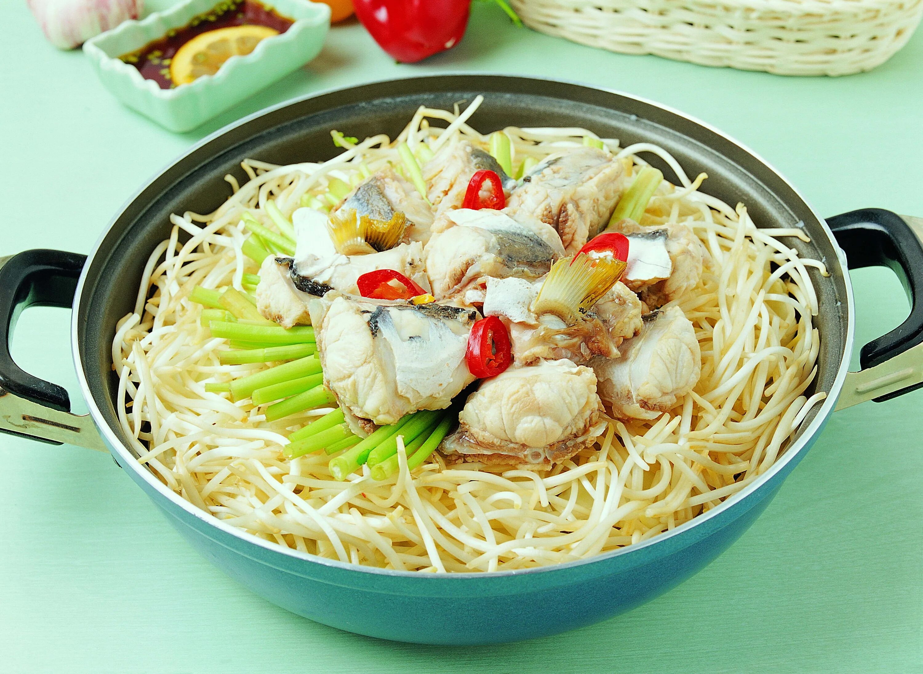 Лапша на второе. Лапша под соусом. Яичная лапша второе блюдо. Красивые макароны. Японская лапша соба.