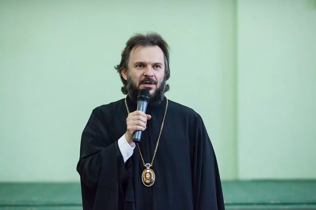 Священник народов. Священник андрей мизюк. Священник плачет. Батюшка беседует с мужчиной. Духовник в храме.