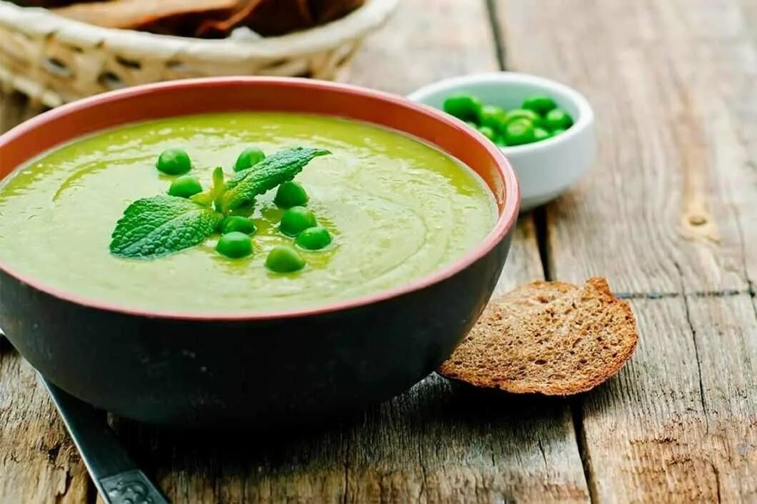 Суп пюре из зеленого горошка. Пюре из зеленого горошка. Суп пюре с зеленым горошком. Зеленый крем суп. Суп из зеленого гороха