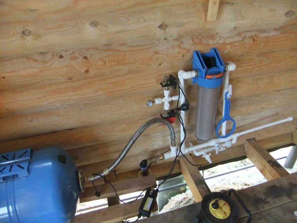 Как подключить воду к частному дому. Водоснабжение на даче. Монтаж водопровода на даче. Водопровод на даче в доме. Водопровод на даче из скважины.