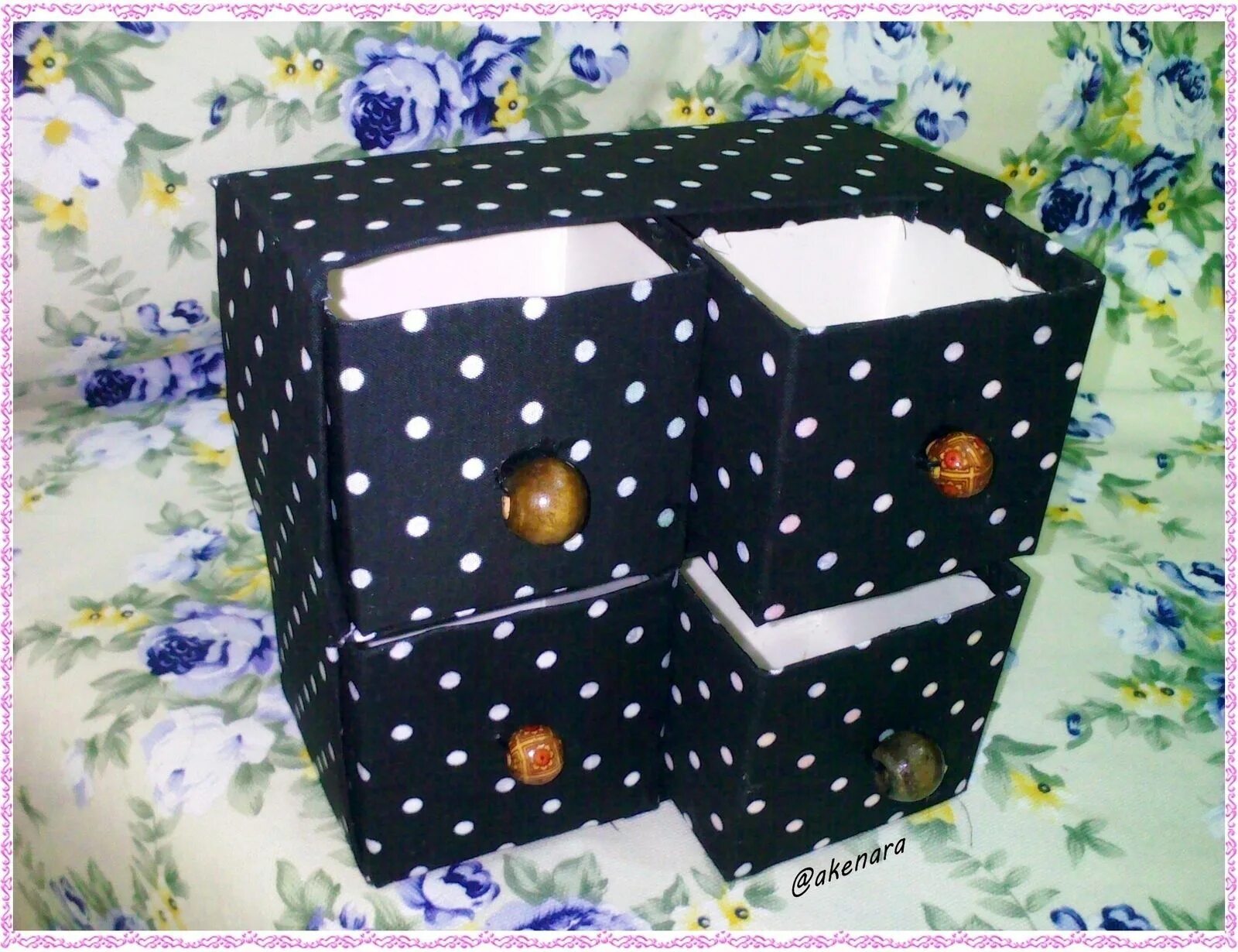 Что можно сделать из коробки под молока. Поделки из коробочек из под сока. Поделки из коробочек из под сока. Домики из тетрапаков. Поделки из коробок из под молока.