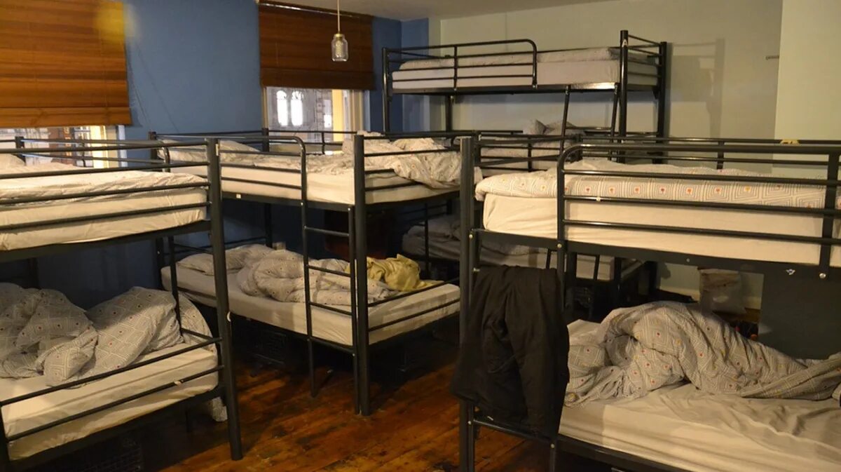 Общежитиях кто должен. Многоярусные кровати в хостеле. Многоярусная кровать в общаге.