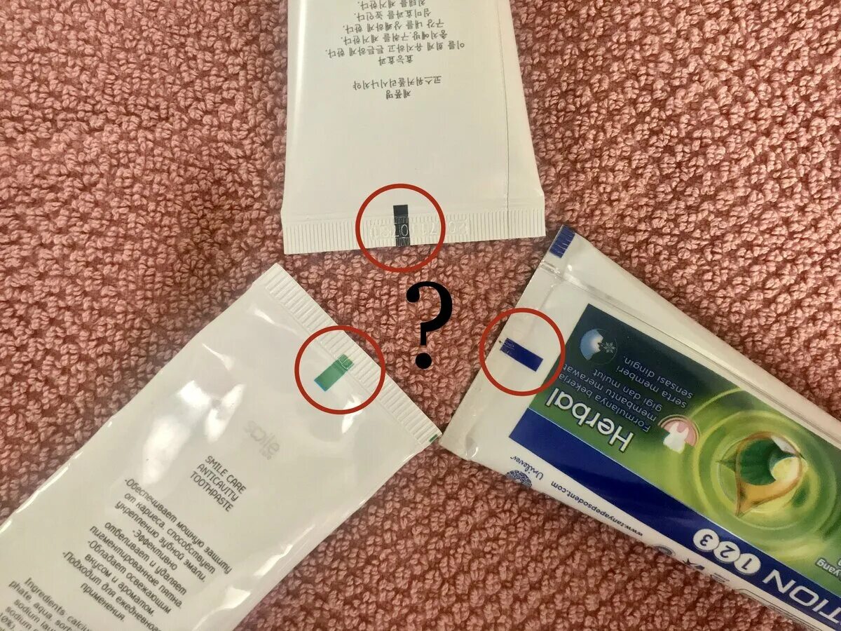 Посломки на зубеых пастах. Разноцветные полоски на тюбиках зубной пасты. Цветовая маркировка зубной пасты на тюбиках. Паста с зеленой полоской на тюбике. Полоски на тюбиках пасты.