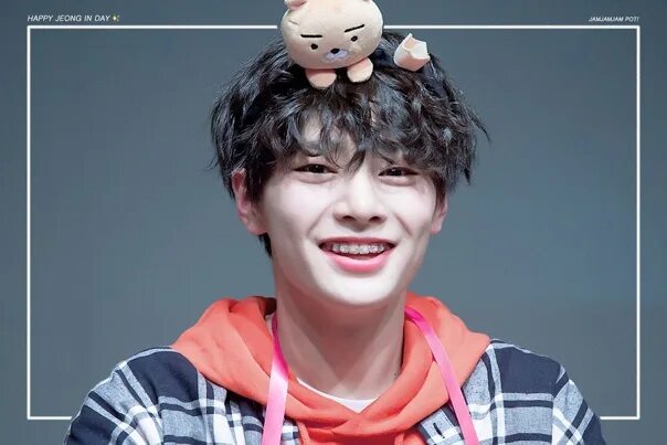 Чонин 2025. Чонин stray kids. чонин улыбка stray kids.