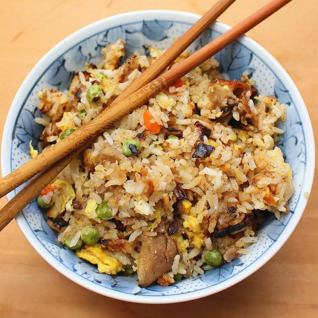 Как приготовить жареный рис по китайски. Жареный рис (Fried Rice). Фрайд Райс еда. Китайский жареный рис. Китайские блюда из риса.