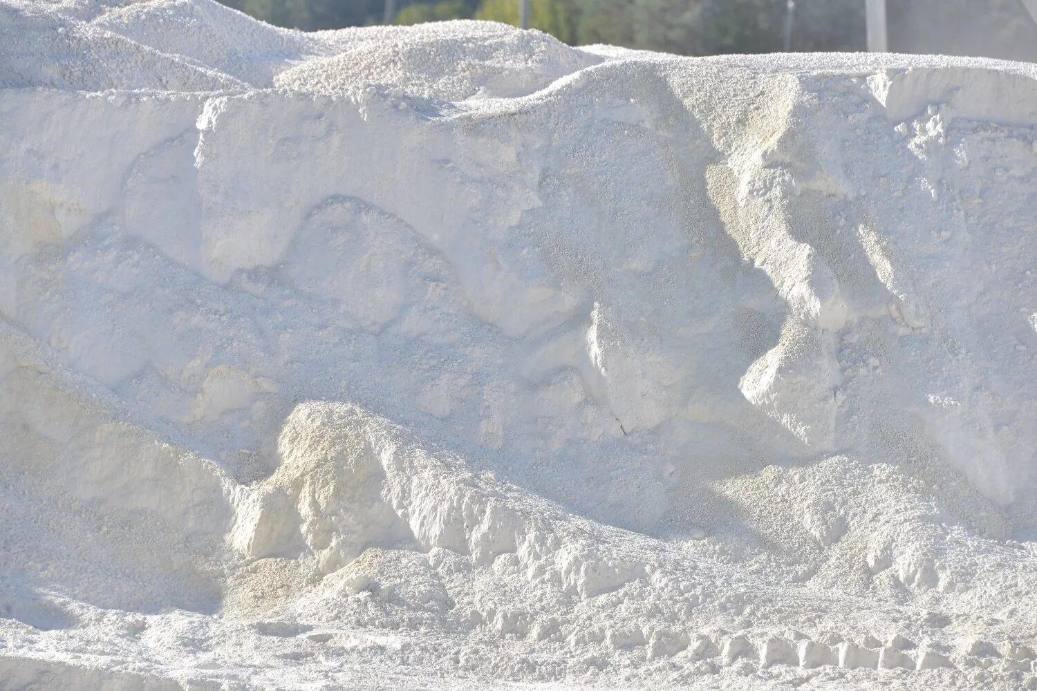 Месторождения гипса. Месторождения доломит известняк мел. Гипсовый камень в природе. Порецкое месторождение гипса. Месторождения гипса.