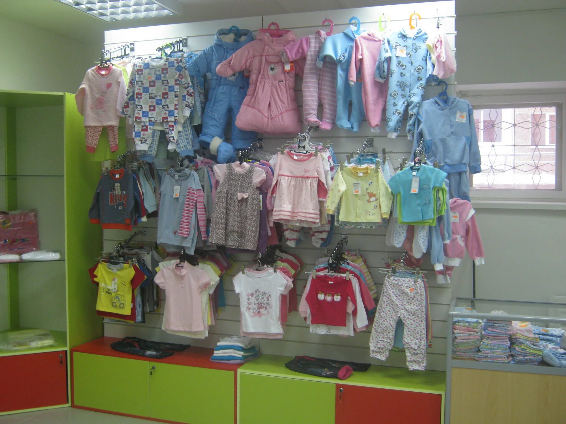 детский мир магазин. много детской одежды. магазины детской одежды в хабаровске. крокодил магазин детской одежды рязань. магазин детских товаров севастополь.