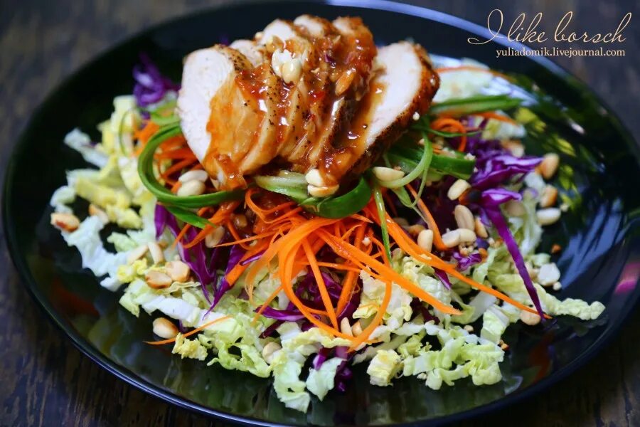 Азиатский салат с курицей. Салат с курицей по азиатски. Азиатский салат с курицей. Азиатский куриный салат. Азиатский салат с курицей.