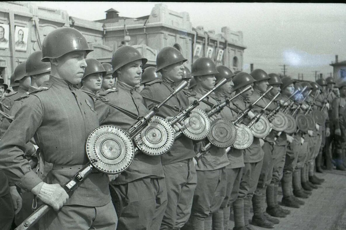 Вторая мировая военные союзы. Харбин парад Победы 1945. Солдаты СССР 1941-1945 Строй. Советская армия во второй мировой войне. Солдаты РККА В касках СШ 40.