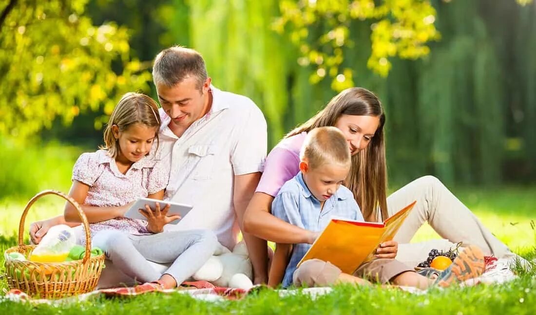 Читать новая семья. Пикник с семьей на природе. Счастливая семья на природе. Дети с родителями в парке. Семейная фотосессия на природе.