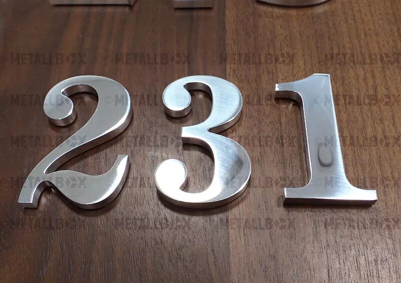 Цифры на входную дверь. Дверные номерки железные на двери. Цифра 4 серая. Номерки для квартир из металла. Дверные номерки.