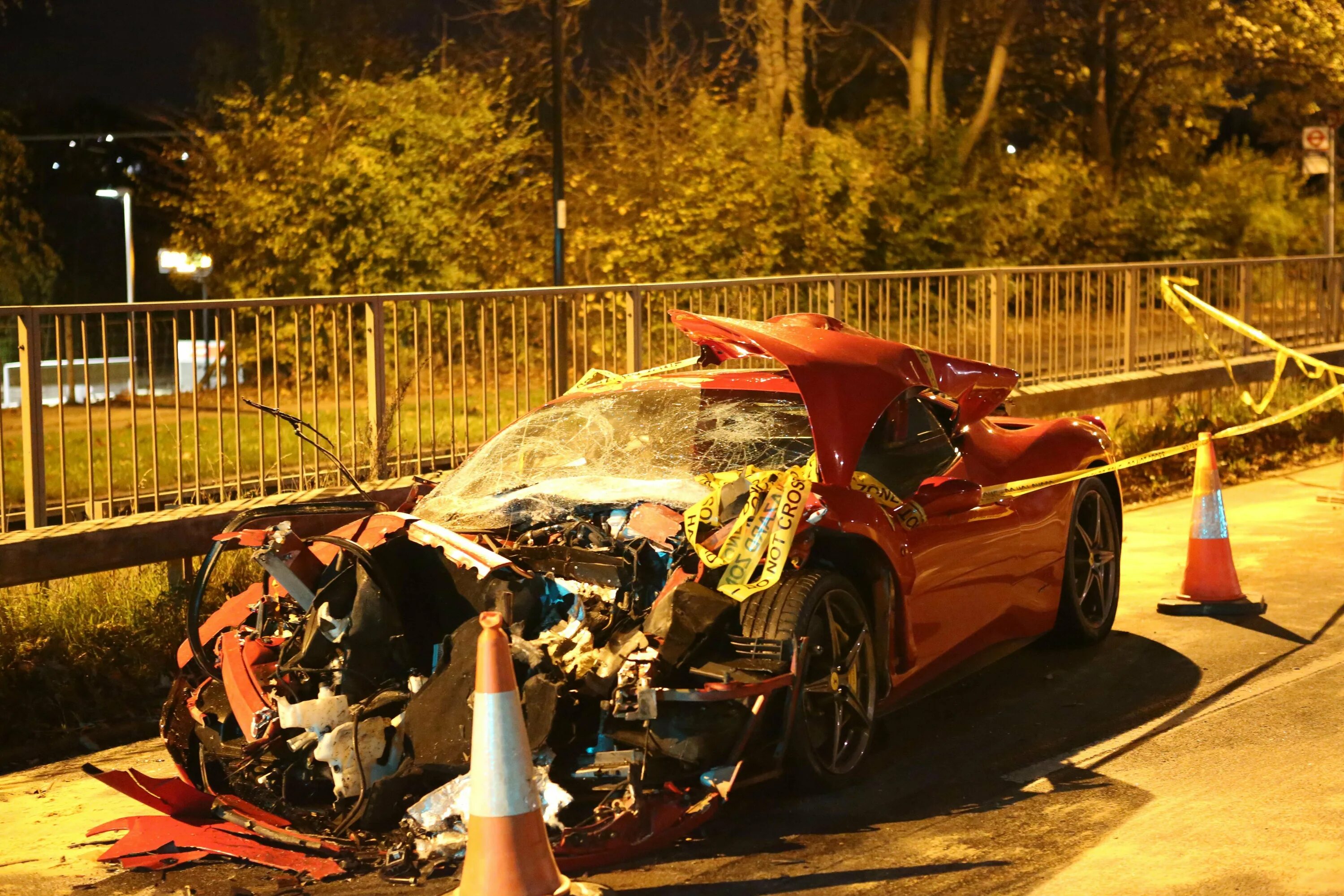 Look that car over there crash. Разбитый спорткар.