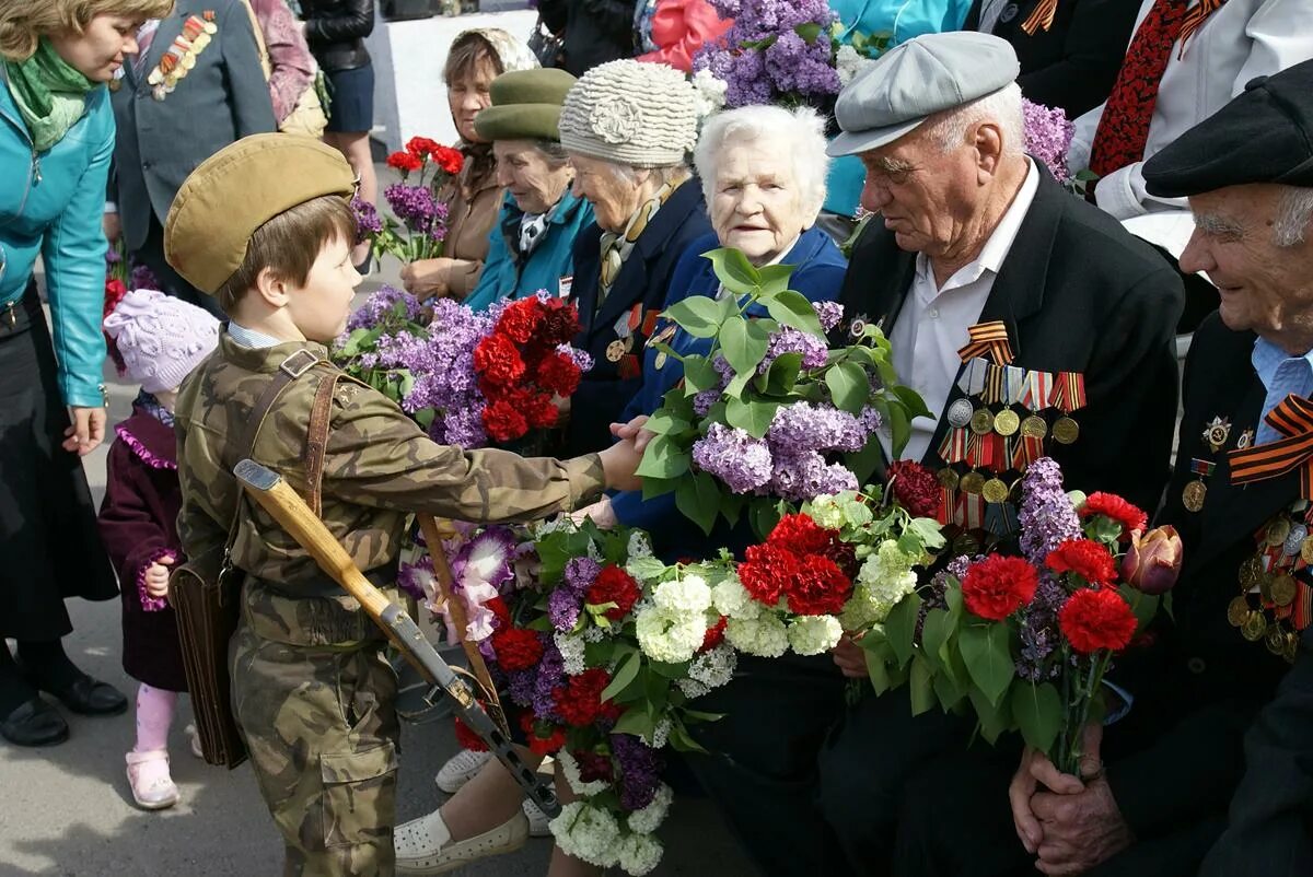 Сколько ветеранов в краснодарском крае. Ветераны Краснодарского края. День Победы ветераны и дети. Дети войны. Ветераны у вечного огня.