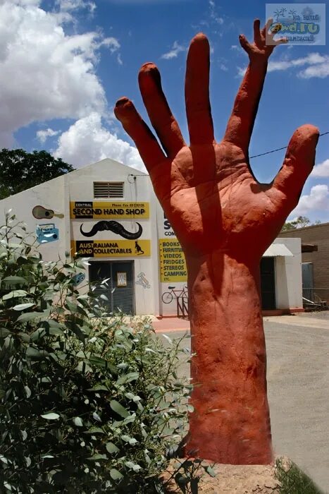 Секонд хенд австралия. Секонд хенд памятник руке. Second hand статуя. Руки Австралии. Скульптура рука пальцы Алис Спирнг.