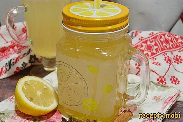 Приготовление напитка с лимоном
