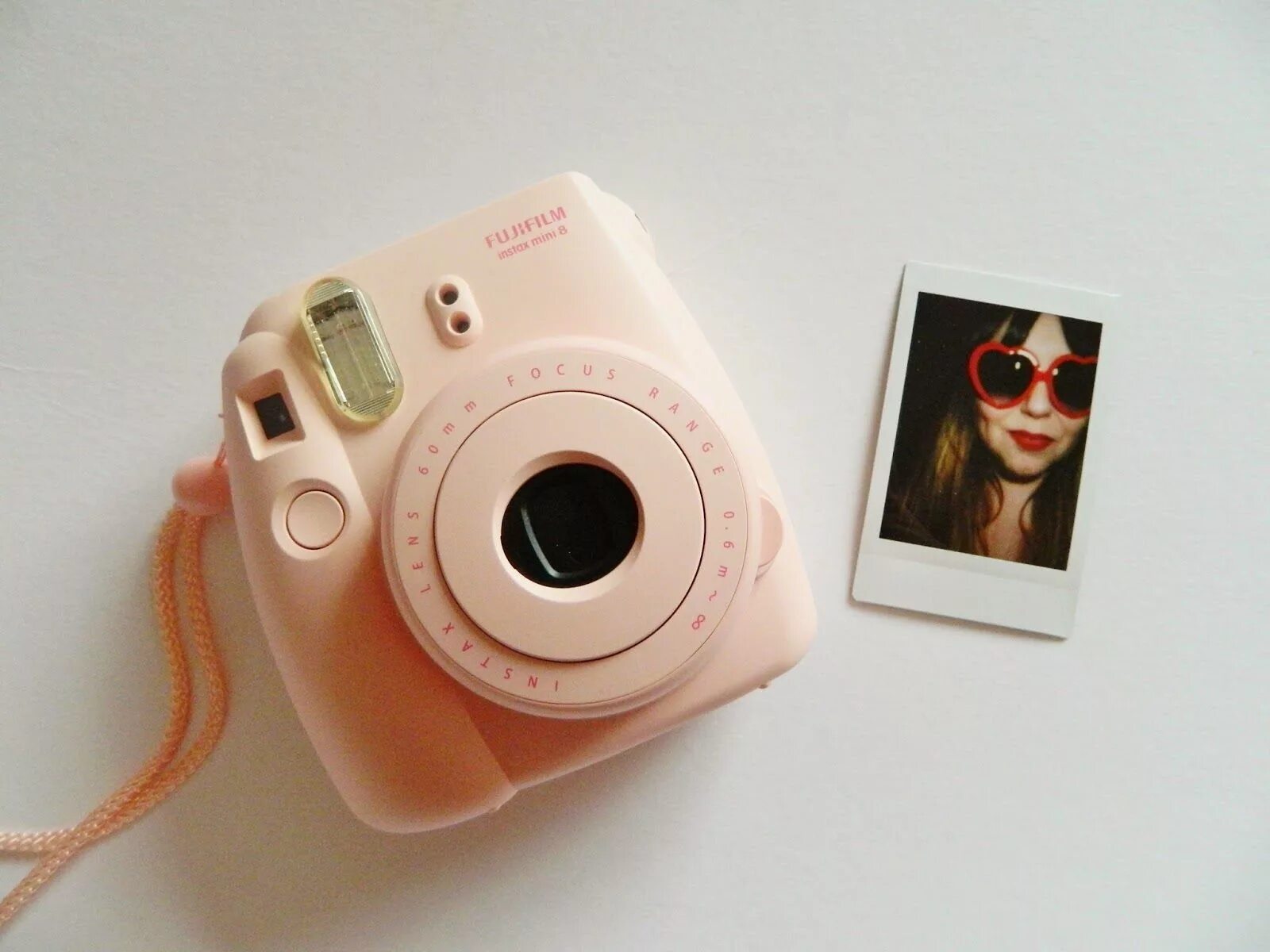 Instax mini 12 обзор. Полароид инстакс макс. инстакс мини 11 эстетика. полароид instax mini 8 бежевый. полароид масленникова.
