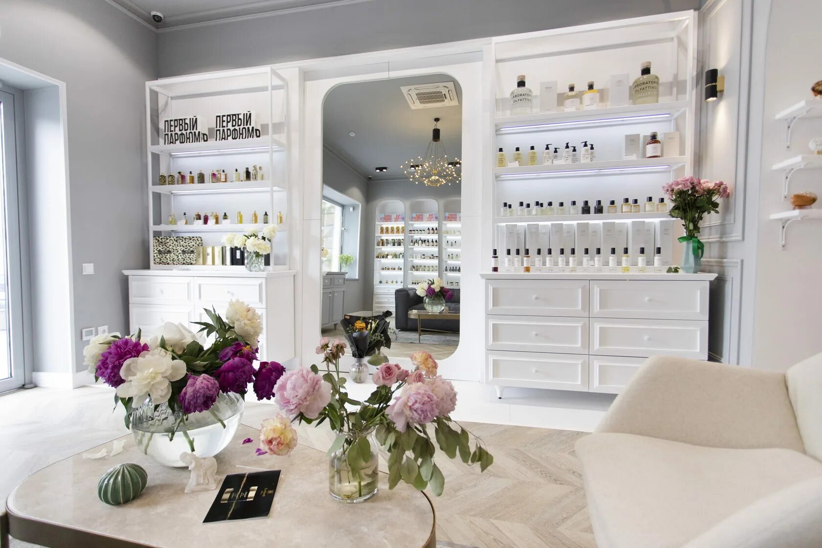 первый парфюмерный владивосток. интерьер студии парфюмерного стилиста. первый парфюмерный южно сахалинск. фонтанная 47 владивосток бутик парфюмерии. первый парфюмерный южно сахалинск.