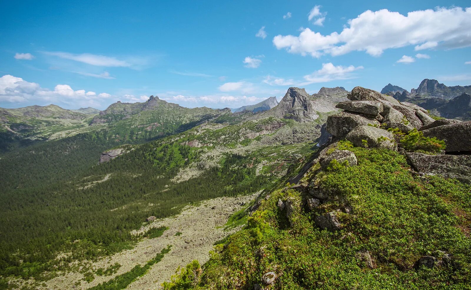 Ергаки птица. Два брата дальнегорск фото. Мраморное ергаки. Висячий камень – перевал тушканчик – озеро светлое. Гора тушканчик в ергаках.