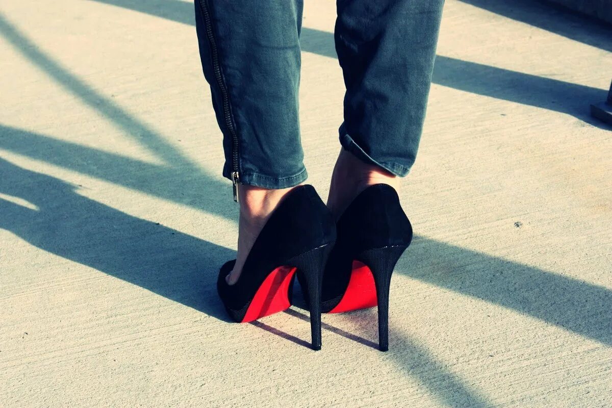 Ноги в туфлях. Туфли с красной подошвой. Девушки в туфлях на платформе. Туфли женские с красной подошвой.