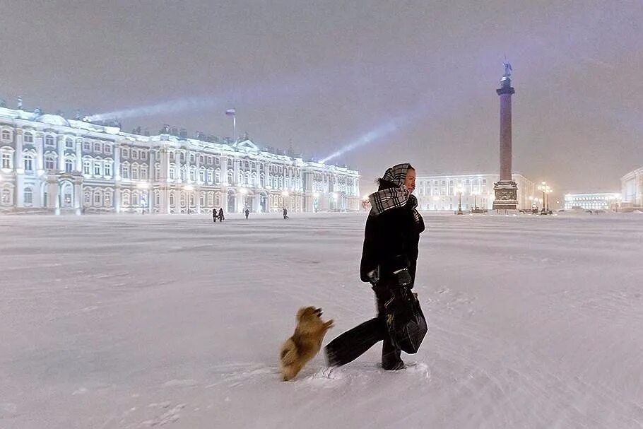 Воздух где идет в спб. Девушка в Питере зимой. Санкт-Петербург зимой люди. Петербург зима люди.