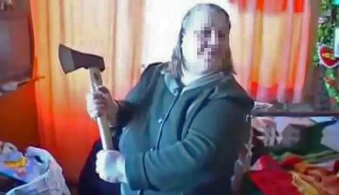 Сердитая бабка. Женщина маньяк старуха с топором. Женщина маньяк старуха с топором. Женщина маньяк старуха с топором. Злая бабка.