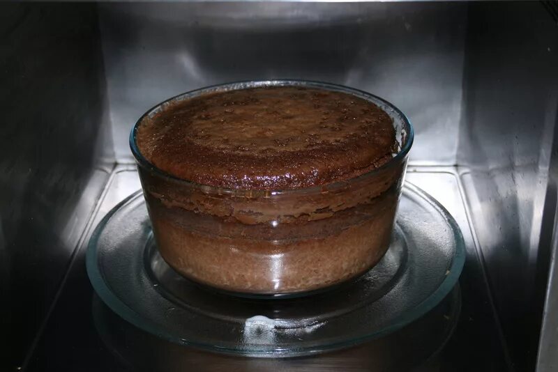 Горшок можно в микроволновке. Шоколадный торт в микроволновке за 5 минут. Шоколадное тортик в микроволновке. Тортик в микроволновке с шоколадом. Тортик из какао в микроволновке.