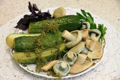 Маринованные корнишоны салат