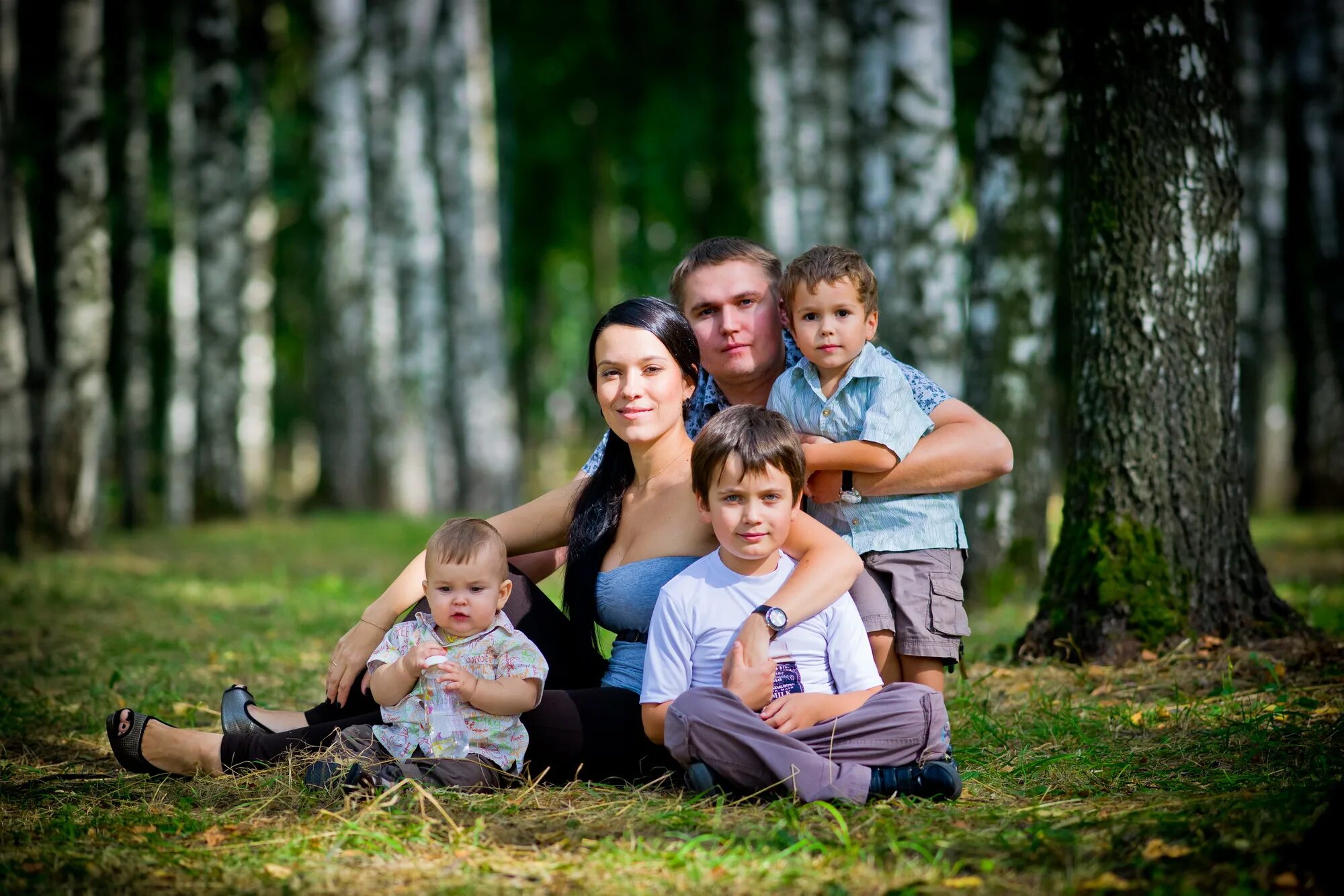 Семейная фотосессия. Счастливая семья на природе. Многодетная семья. Ребенок в семье. Сайт всей семьей 18 рф