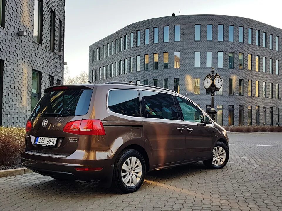 Volkswagen sharan года выпуска. Фольксваген Шаран коричневый. Семейная машина Шаран. Volkswagen Шаран коричневого цвета.