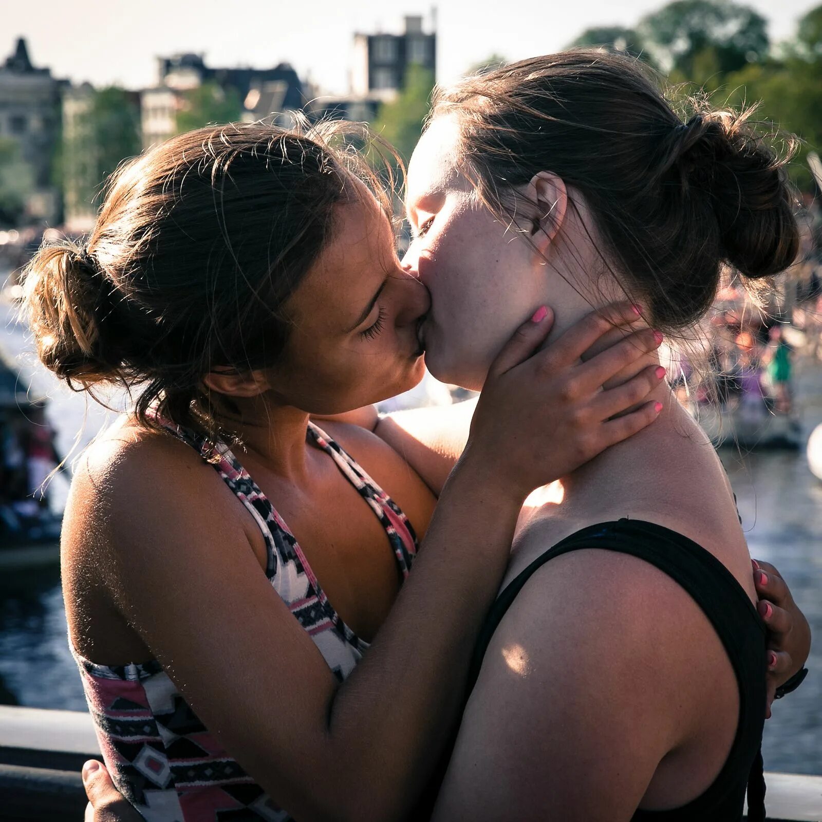 Lesbian 2020. Поцелуй девушек. Девушки целуются. Французский поцелуй девушек. Лесбийский поцелуй на улице.