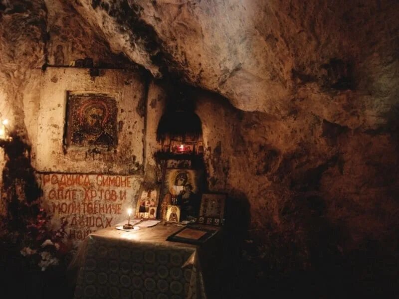 романский монастырь внутри кельи. келья монаха в монастыре средневековье. келья монаха в монастыре. келья монаха новый афон. кирилло-белозерский монастырь келья монаха.