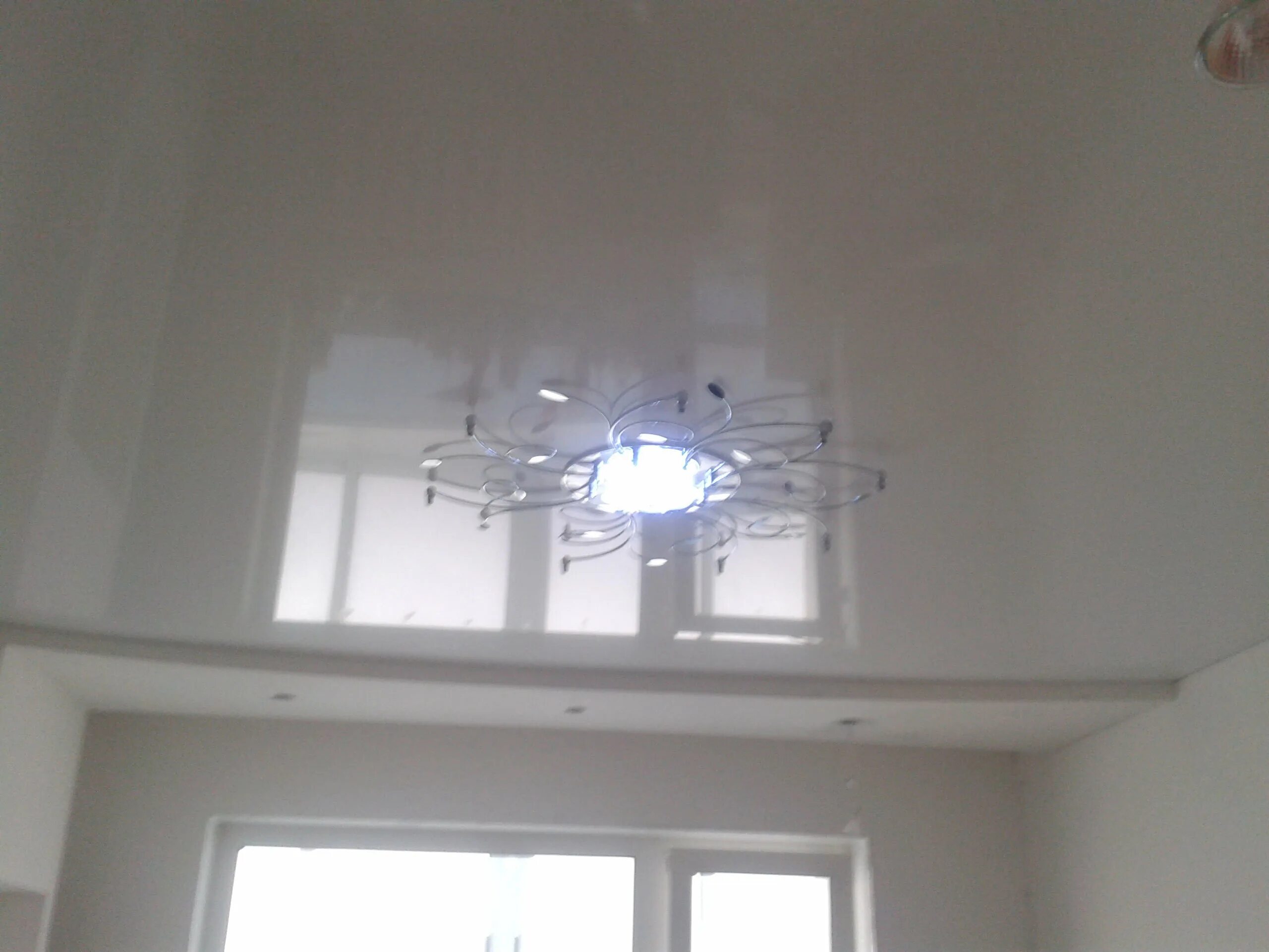 Сатиновые потолки. Навесные двухуровневые потолки с квадратами. Натяжной потолок купить в омске недорого. Подвесной потолок в квартире. Двухуровневые натяжные потолки.