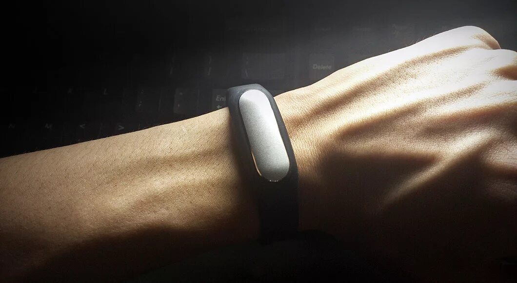 Как включить браслет xiaomi mi band. Xiaomi xmsh05hm. Xiaomi mi Band 8. Наушники mi Band. Mi Band датчик.