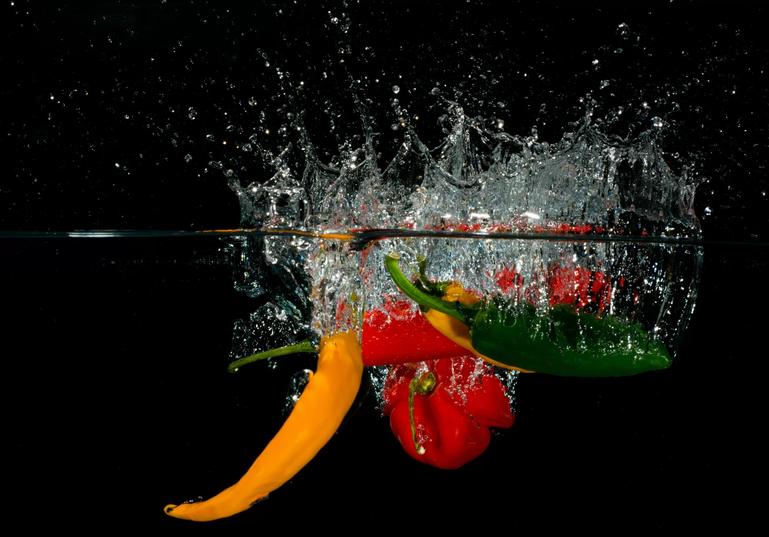 фрукты в брызгах воды. свежесть фруктов. свежие фрукты в воде. свежие фрукты в воде. свежие фрукты в воде.