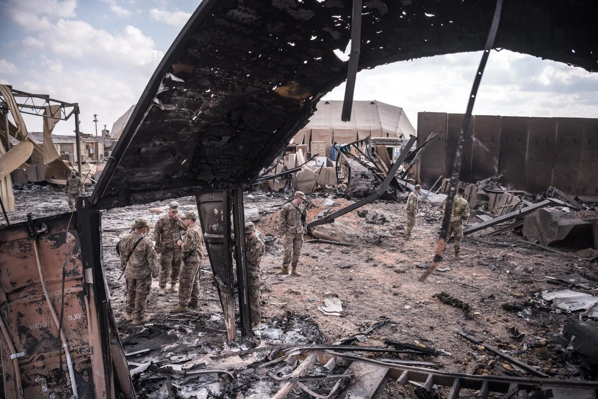 Нападение на америку. Ирак Эль-Каим американская Военная база. Авиабазе Айн-Аль-Асад.. Военные США ракетный обстрел базы Ирак.