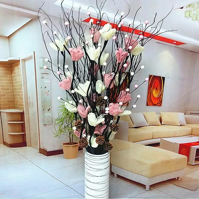 Можно ли искусственные цветы держать в квартире. Декоративные цветы для интерьера. Интерьер с искусственными цветами. Украшение для напольной вазы. Декор искусственными цветами.