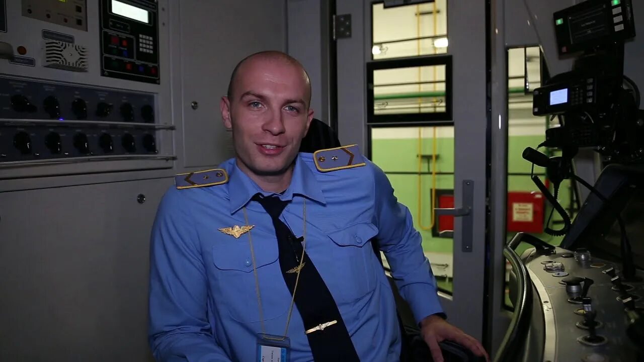 Форма машиниста метрополитена спб. Машинист московского метрополитена. Машинисты петербургского метро. Форма машиниста метрополитена санкт-петербурга. Владимир викторович коннов машинист метро.