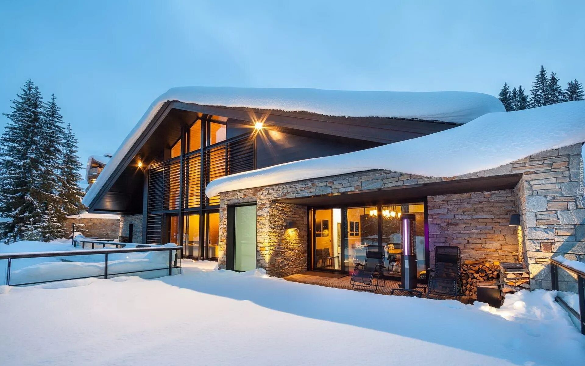 дом в скандинавия стиле фасады. дом в стиле тимбер фрейм. дом зимой фасад. альпийское шале экстерьер. дом с двускатной крышей.