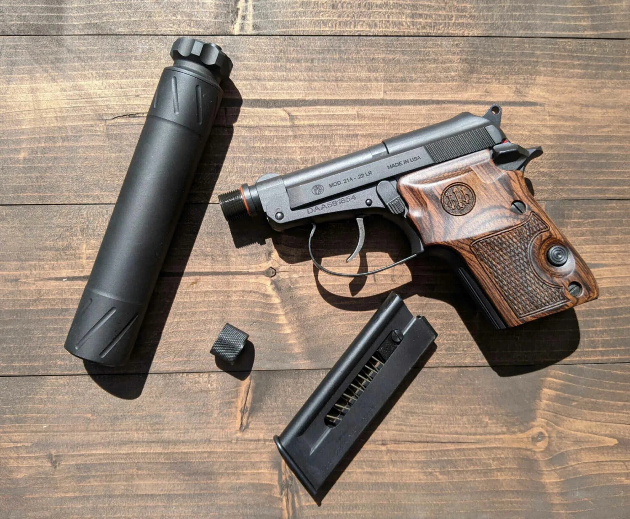 Короткоствольное ружье. Разные пистолеты. Короткоствольное ружье. Beretta 21a 22lr. Beretta 21a 22lr.