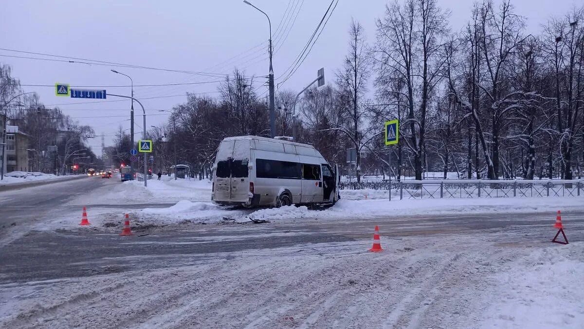 Авария Йошкар Ола 2022. Авария Йошкар Ола вчера. Авария маршрутки в Йошкар вчера.