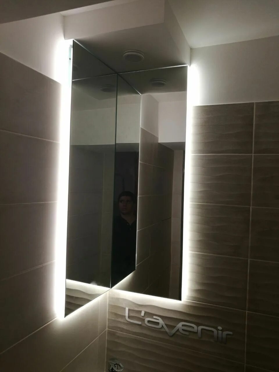 Угловое зеркало в ванной. Зеркало с подсветкой. Зеркало для ванной комнаты с подсветкой. Угловое зеркало в ванную. Угловое зеркало с подсветкой.