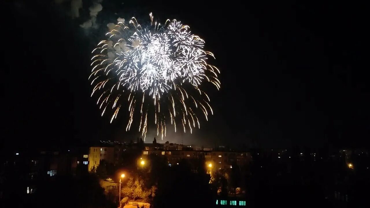Когда будет день города в кургане. Салют днем. Салют на день города. Салют брянск. Праздничный салют.